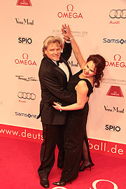 Ernst Hannawald ("Dampfnudelblues) mit Frau @ Deutscher Filmball 2014 (©Foto. Martin Schmitz)